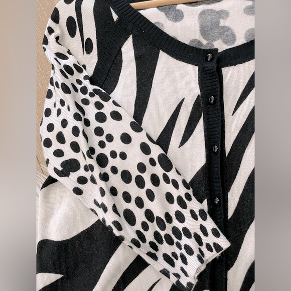 Neiman Marcus Animal Print Sweater (L) - Picture 4 of 11